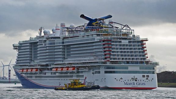 Cruiseschip Mardi Gras in haven Rotterdam