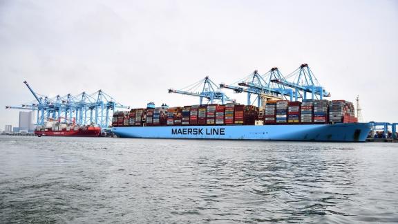 Container ship Maersk Line unloading