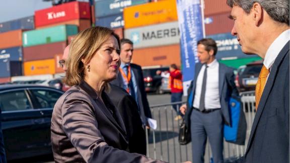 Projektkoordinator Adriaan Roest Crollius (Panteia) begrüßt Minister Van Nieuwenhuizen