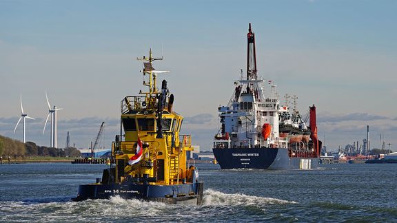 RPA en tanker in haven Rotterdam