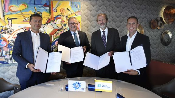 Ondertekening contract tussen ZHD Stevedores en Havenbedrijf Rotterdam