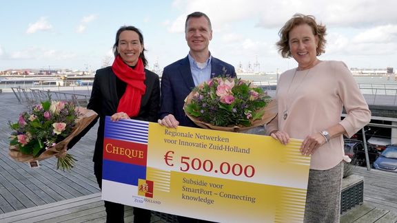 De subsidie cheque werd uitgereikt aan SmartPort