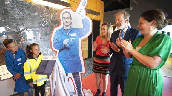 De kinderen van laborante Ursula Mallee onthulden het portret van hun moeder, samen met wethouder Barbara Kathmann en Allard Castelein.