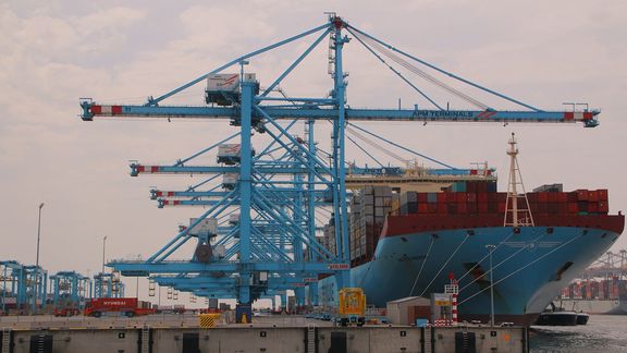 Quarterly figures: Containers segment continues to grow; decrease in bulk throughput