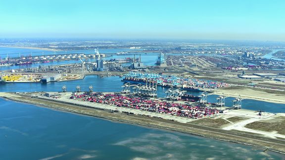 Terminals, industry Maasvlakte 2