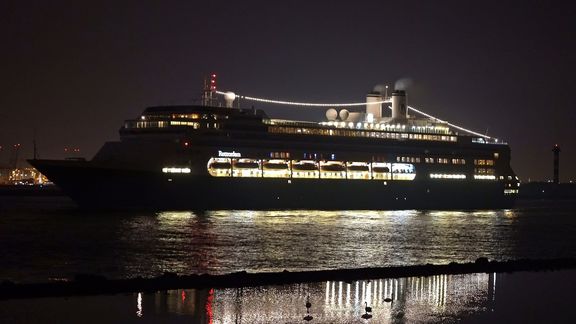 Cruiseschip Rotterdam arriveert in haven Rotterdam