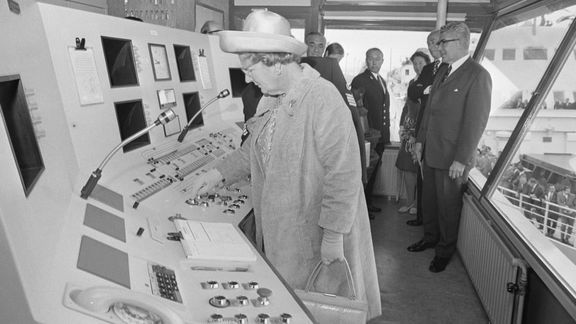 Koningin Juliana is aanwezig bij de opening van de Rozenburgsesluis in 1971