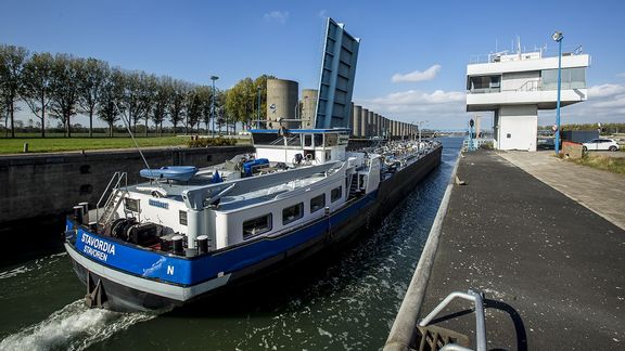 Rozenburgsesluis tijdelijk dicht