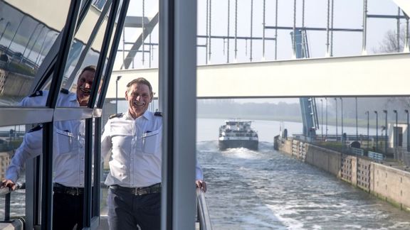 Sluiswachter Bertus viert dat de Rozenburgsluis 50 jaar geopend is