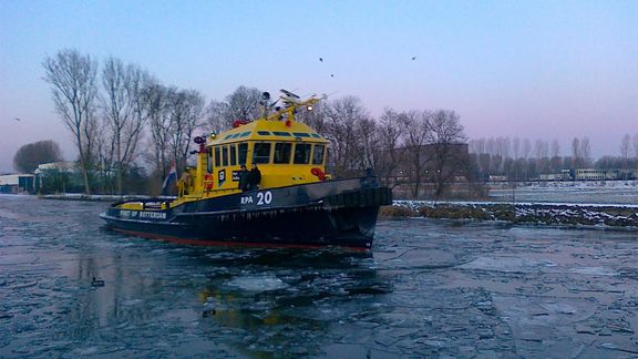 Last icebreaker, RPA 20, leaves port of Rotterdam