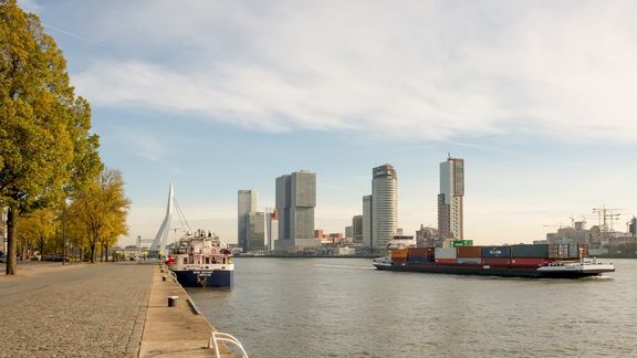 Skyline Rotterdam Wilhelminakade Erasmusbrug