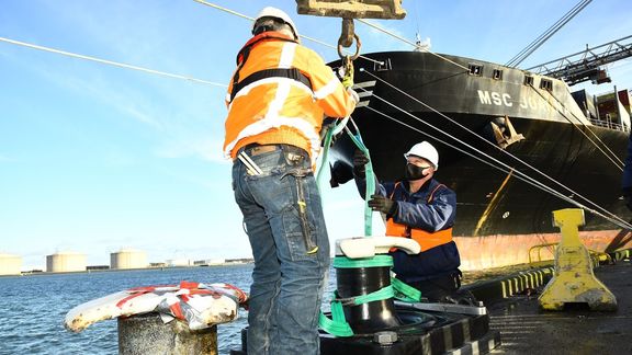 Installatie slimme bolder bij ECT op de Maasvlakte