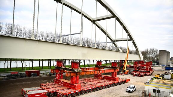 Bouwen aan de Theemswegtrace in de haven van Rotterdam