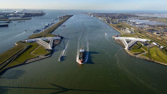 Schepen bij Maeslantkering haven Rotterdam