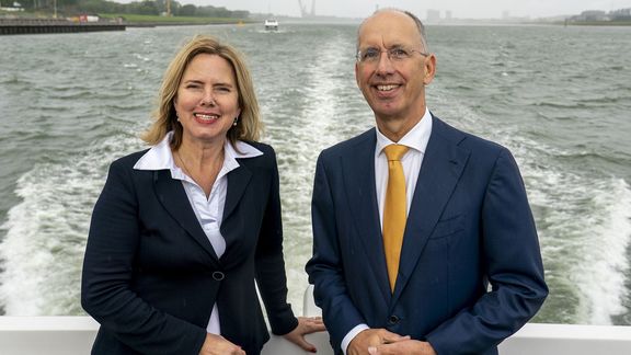 Cora van Nieuwenhuizen (minister van Infrastructuur en Waterstaat) en Ronald Paul (directeur Infrastructuur 