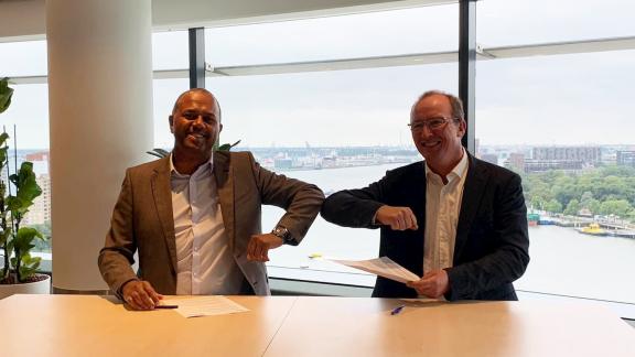 Danny Levenswaard, director Breakbulk Havenbedrijf Rotterdam en Martin Bloem, directeur Deal Drecht Cities verlengen de samenwerking tot 2023