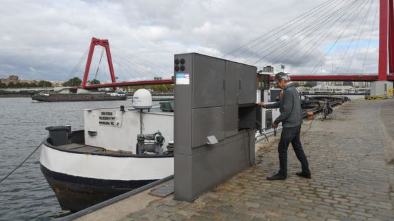 Inland vessel at the Maaskade using shore power