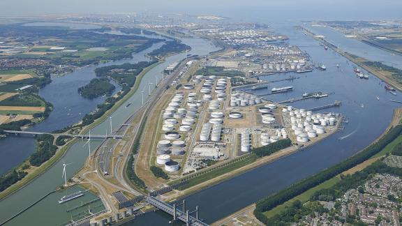 Overzicht Europoort vanuit de lucht vanaf de Calandbrug tot aan zee