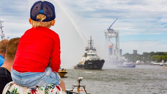 veel toeschouwers bij demonstraties op het water tijdens de Wereldhavendagen