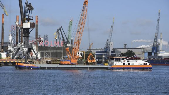 De Werkendam, het eerste kraanschip ter wereld dat draait op LPG, aan het werk in de Rotterdamse haven