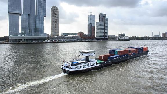 Binnenvaartschip op de Nieuwe Maas Kop van Zuid WPC