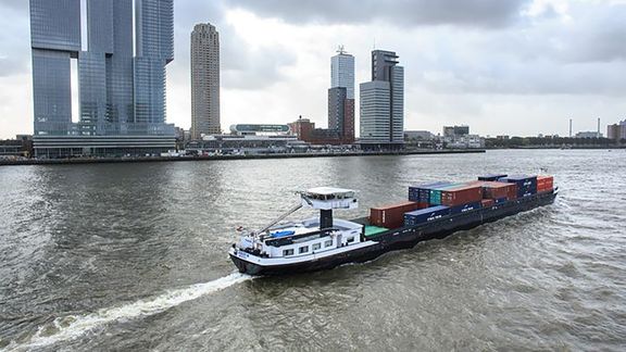 Binnenvaartschip op de Maas