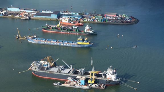 Vessels use buoys during board-to-board transshipment