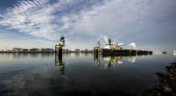 Schiff nutzt Liegeplatz mit Pfosten, die mit Solarzellen ausgestattet sind