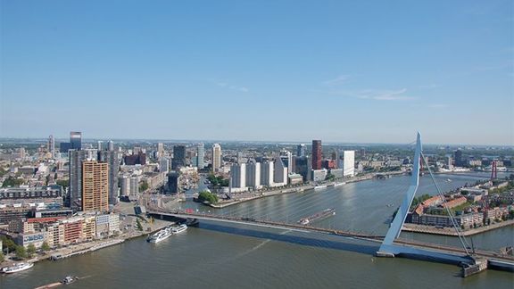 Luftaufnahme mit Blick auf die Erasmusbrücke