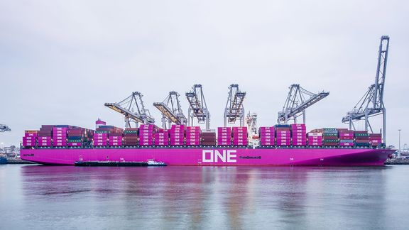 Containerschip van Rederij ONE kleurt felroze