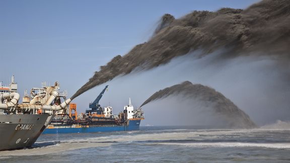 Zand opspuiten tijdens aanleg Maasvlakte 2