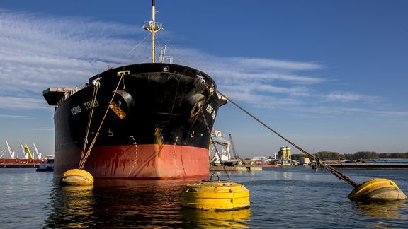Schiff vertäut an Bojen in Waalhaven