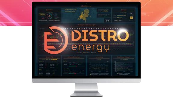 Oranje logo Distro energy op een donker computerscherm met gegevens op de achtergrond
