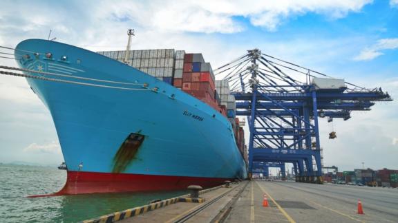 Elly Maersk im Hafen von Rotterdam