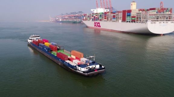 Containerschip in haven van Rotterdam