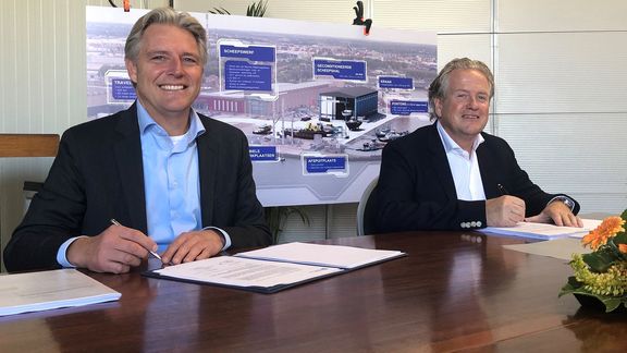 Emile Hoogsteden and Govert de Haas sign contract to restart shipyard at RDM Rotterdam