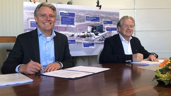 Emile Hoogsteden en Govert de Haas ondertekenen contract voor herstart scheepswerf op RDM Rotterdam