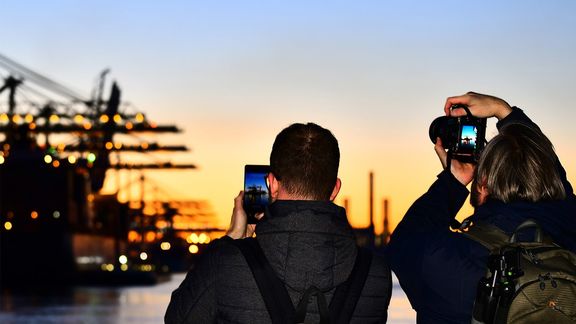 Recreanten fotograferen aan boord van de FutureLand Ferry