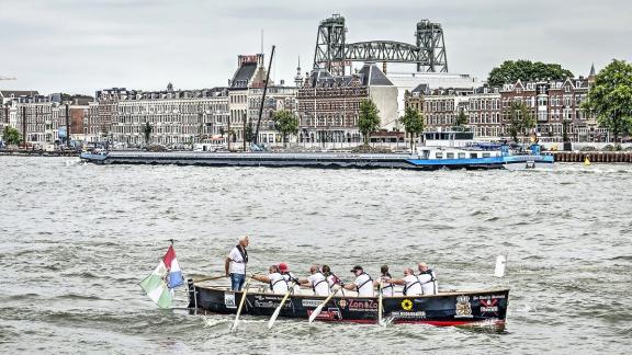 Roeiers op de Nieuwe Maas, Rotterdam.