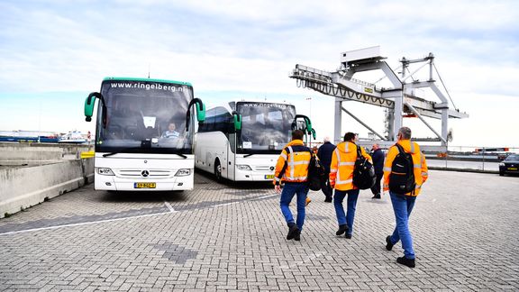 Mitarbeiter gehen zu Fuß zum Firmentransport