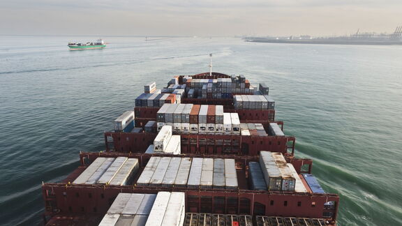 Zeeschip met cotainers