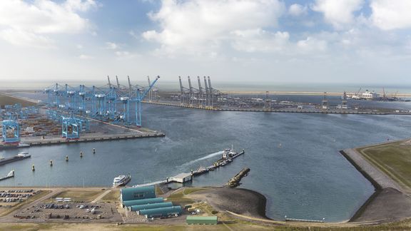 Overzichtsfoto Maasvlakte 2 met APM en RWG terminals