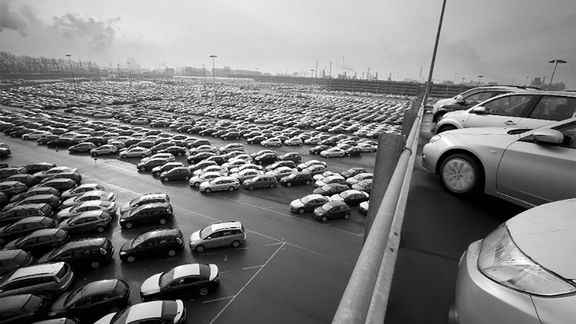 Neue Autos warten am Autoterminal