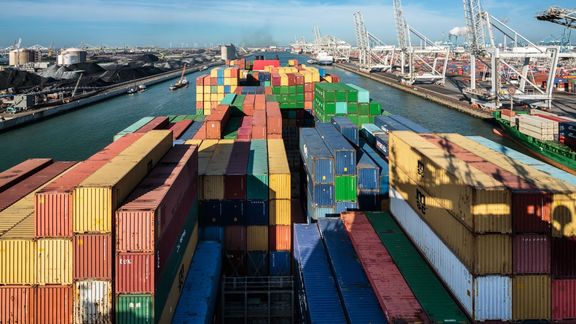 Containerschip vaart door de haven