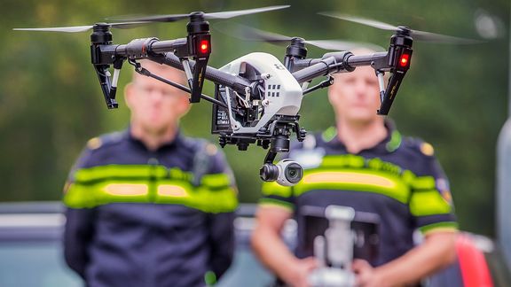 Polizei fliegt eine Drohne