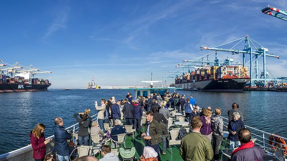 Mensen op de FutureLand Ferry