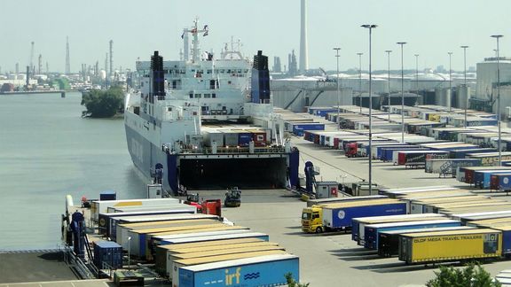 DFDS Seaways ligt aan kade om volgeladen te worden