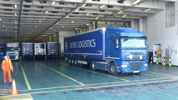 DFDS vrachtwagen in schip