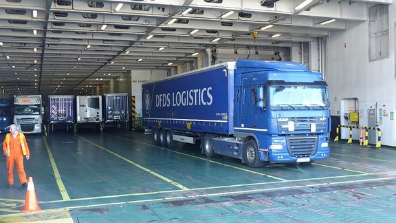 DFDS vrachtwagen in schip