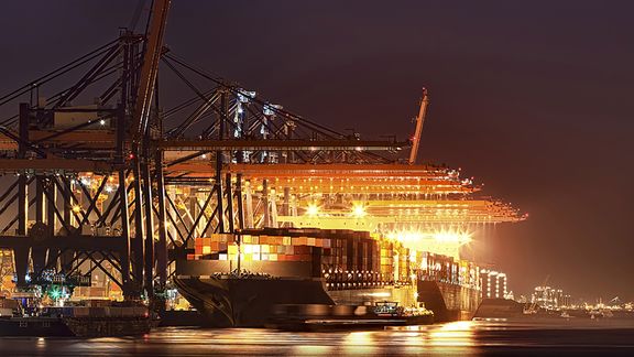 Schip bij avond aan de kade van een terminal